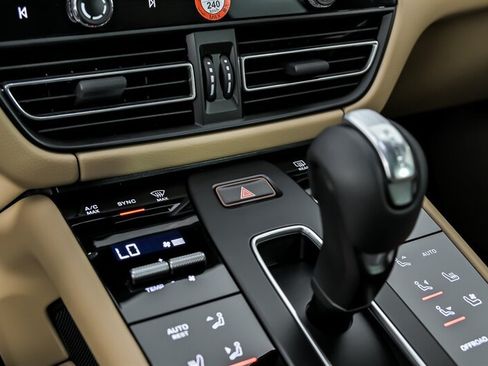 Used 2026 Porsche Macan AWD/4WD image 36