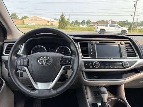 Certified 2018 Toyota Highlander XLE AWD/4WD image 13