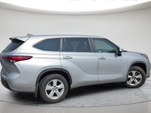 Used 2023 Toyota Highlander LE AWD/4WD image 6