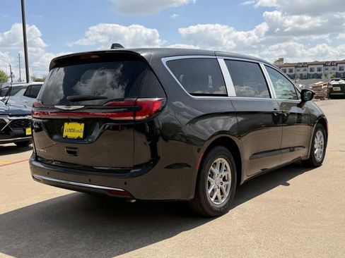 New 2026 Chrysler Pacifica Select FWD image 7