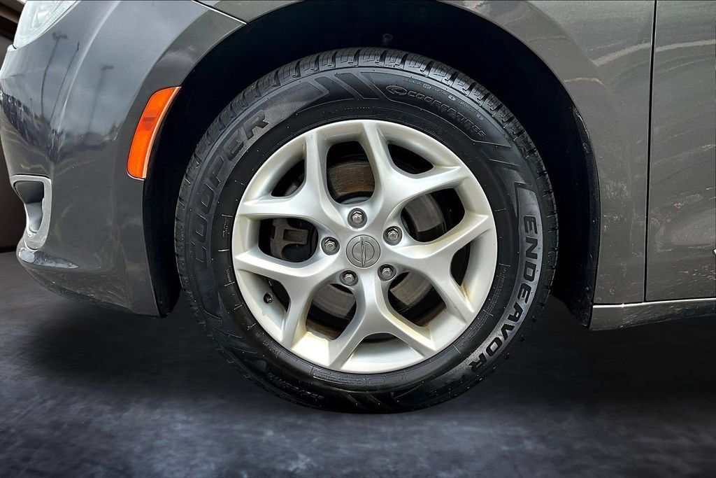 Used 2018 Chrysler Pacifica Touring-L w/ Tire & Wheel Group FWD image 34