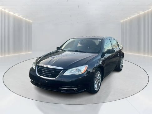 Used 2011 Chrysler 200 Limited FWD image 1