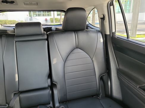 Used 2020 Toyota Highlander XLE FWD image 22
