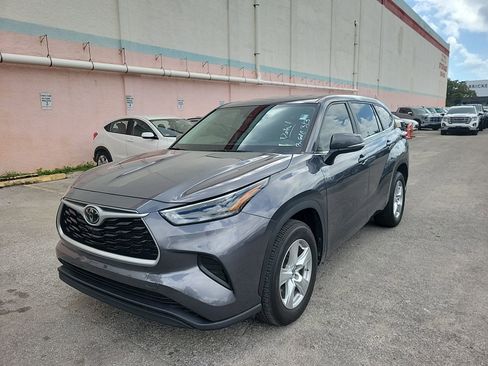 Used 2023 Toyota Highlander L image 2