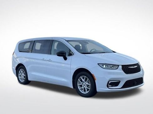 Used 2024 Chrysler Pacifica Touring-L image 4