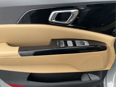 Used 2023 Kia Carnival EX image 25