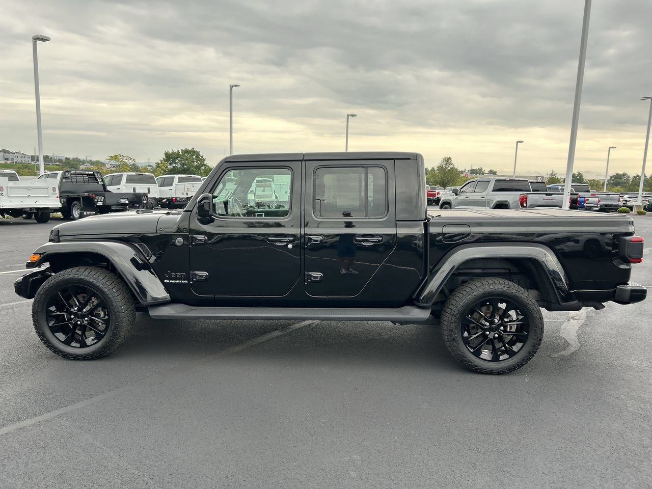 Used 2021 Jeep Gladiator Overland AWD/4WD image 4