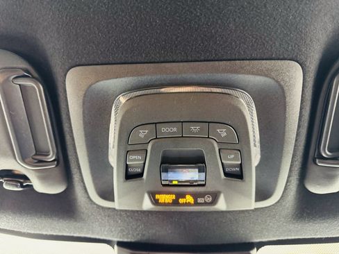 Used 2024 Toyota Corolla SE w/ SE Premium Package FWD image 18