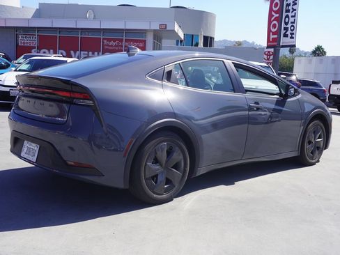 Used 2025 Toyota Prius LE FWD image 3
