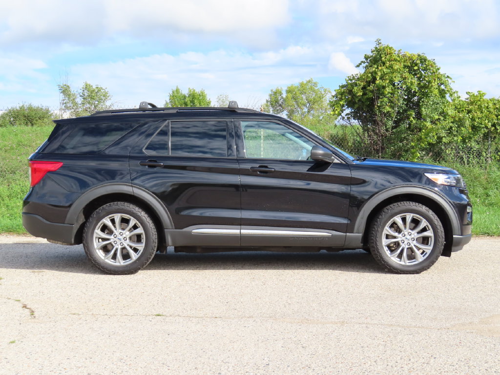 Used 2021 Ford Explorer XLT AWD/4WD image 2