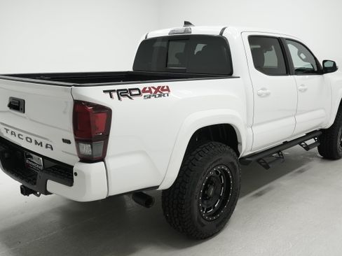 Used 2018 Toyota Tacoma TRD Sport w/ Technology Package AWD/4WD image 4