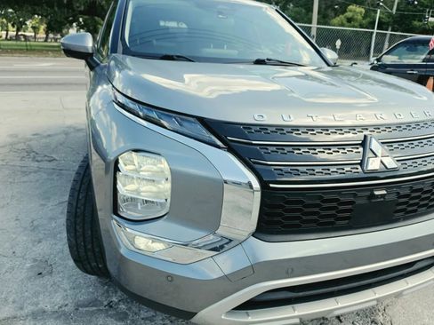 Used 2023 Mitsubishi Outlander SE image 4