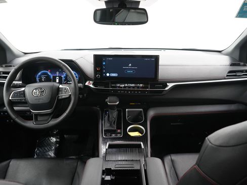Used 2025 Toyota Sienna XSE AWD/4WD image 16
