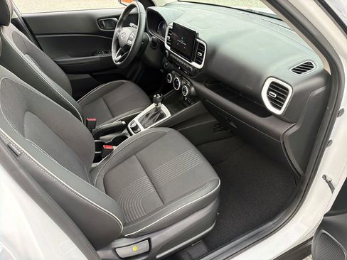 Used 2025 Hyundai Venue Limited image 29