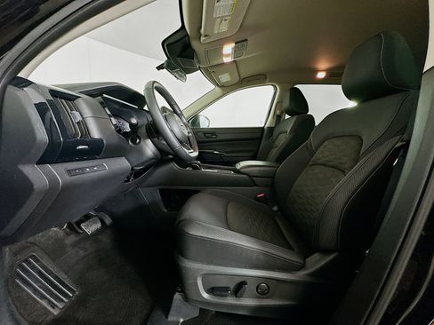 Used 2025 Nissan Pathfinder SV image 13