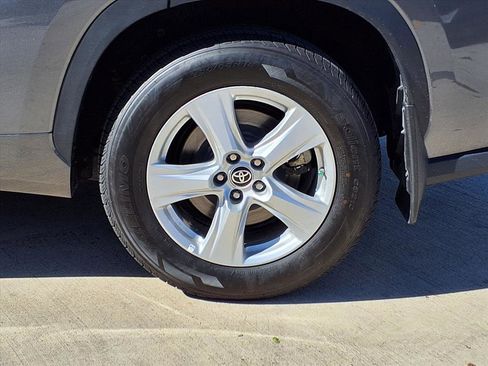 Used 2024 Toyota Highlander LE image 9