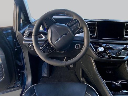 Used 2025 Chrysler Pacifica Limited FWD image 6