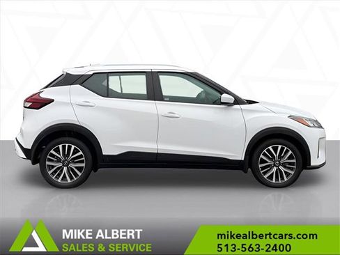 Used 2022 Nissan Kicks SV image 3