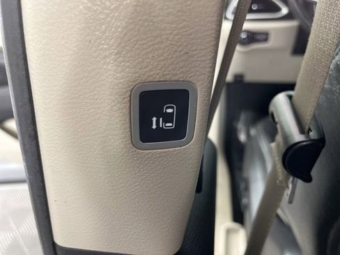 Used 2019 Chrysler Pacifica Touring-L FWD image 45