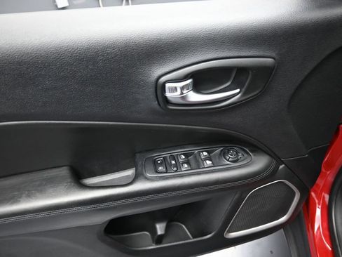 Used 2019 Jeep Compass Latitude FWD image 10