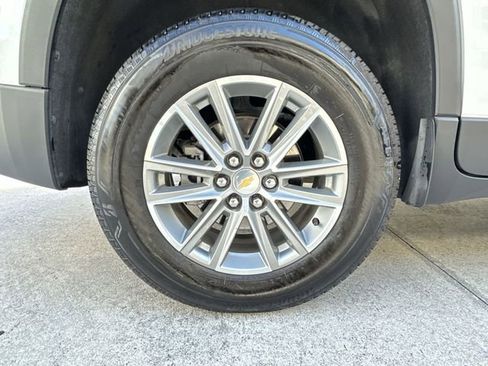 Used 2023 Chevrolet Traverse LT image 17