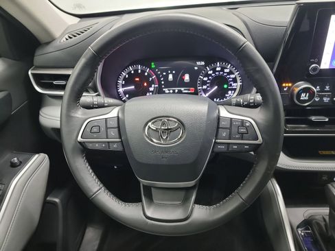 Used 2024 Toyota Highlander XLE image 17