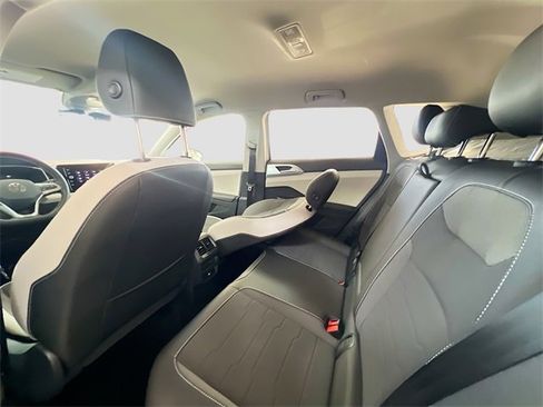 New 2025 Volkswagen Taos SE image 23