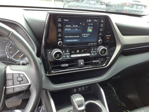 Used 2022 Toyota Highlander XLE AWD/4WD image 8