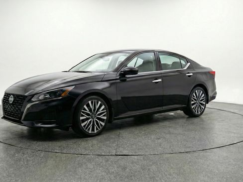 Used 2025 Nissan Altima 2.5 SV FWD image 3