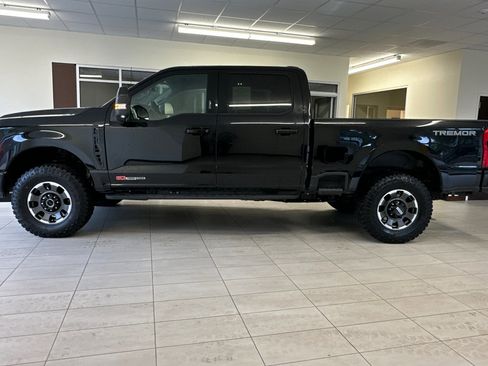 Used 2024 Ford F250 XLT w/ Black Appearance Package image 7