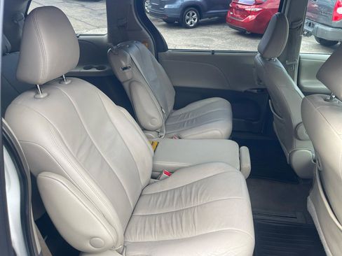 Used 2013 Toyota Sienna XLE w/ Entertainment Pkg FWD image 27