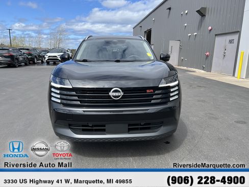 Used 2025 Nissan Kicks SR AWD/4WD image 2