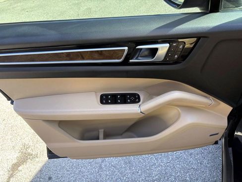 Certified 2022 Porsche Cayenne Platinum Edition image 23