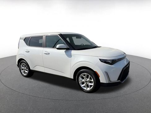 Used 2025 Kia Soul LX w/ LX Technology Package image 2