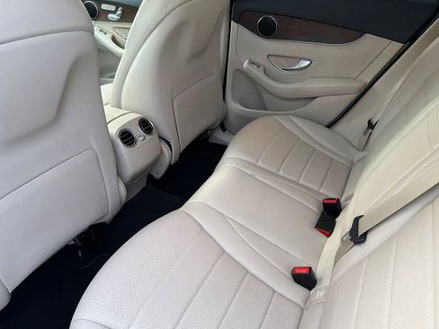 Used 2021 Mercedes-Benz GLC 300 4MATIC image 4