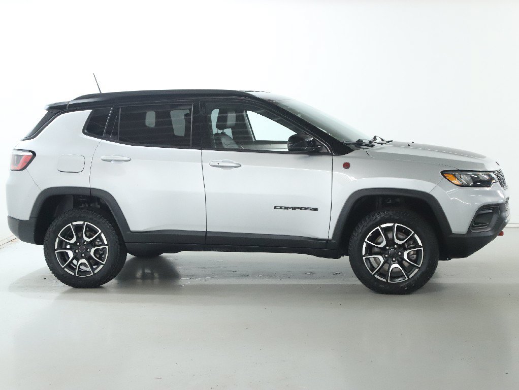 Used 2025 Jeep Compass Trailhawk AWD/4WD image 11