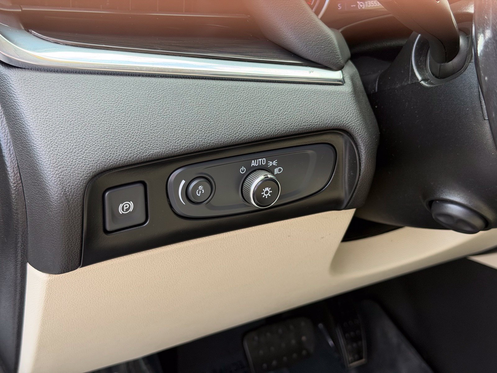 Used 2020 Buick Enclave Premium w/ Sun and Sites Package FWD image 17