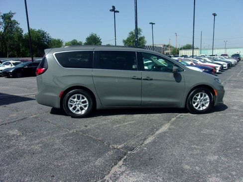 Used 2022 Chrysler Pacifica Touring-L FWD image 4