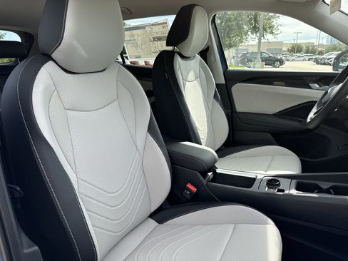 Used 2025 Volkswagen Tiguan SE image 16