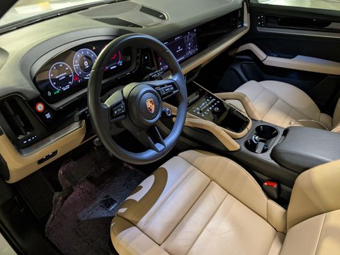 Used 2025 Porsche Cayenne image 4