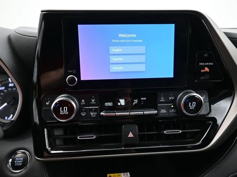 Used 2023 Toyota Highlander XLE image 8