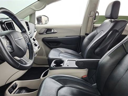 Used 2021 Chrysler Pacifica Touring-L w/ Uconnect Theater Family Group image 12