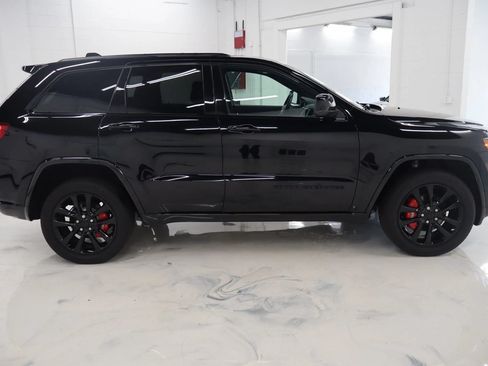 Used 2017 Jeep Grand Cherokee Altitude AWD/4WD image 9