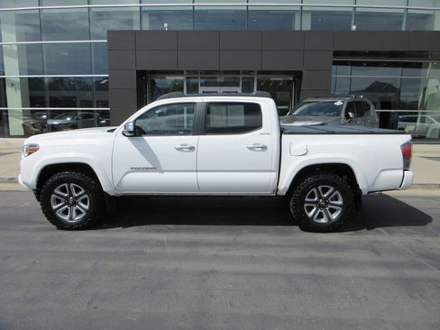 Used 2017 Toyota Tacoma Limited AWD/4WD image 4