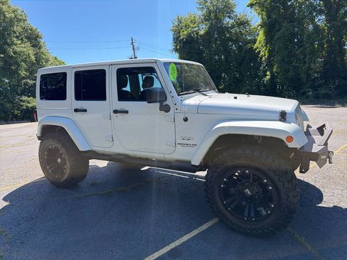 Used 2016 Jeep Wrangler Unlimited Sahara w/ Connectivity Group AWD/4WD image 9
