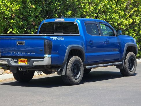 Used 2017 Toyota Tacoma TRD Off-Road w/ Tow Package (A/T) AWD/4WD image 4