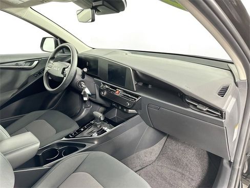 Used 2024 Kia Niro LX image 27
