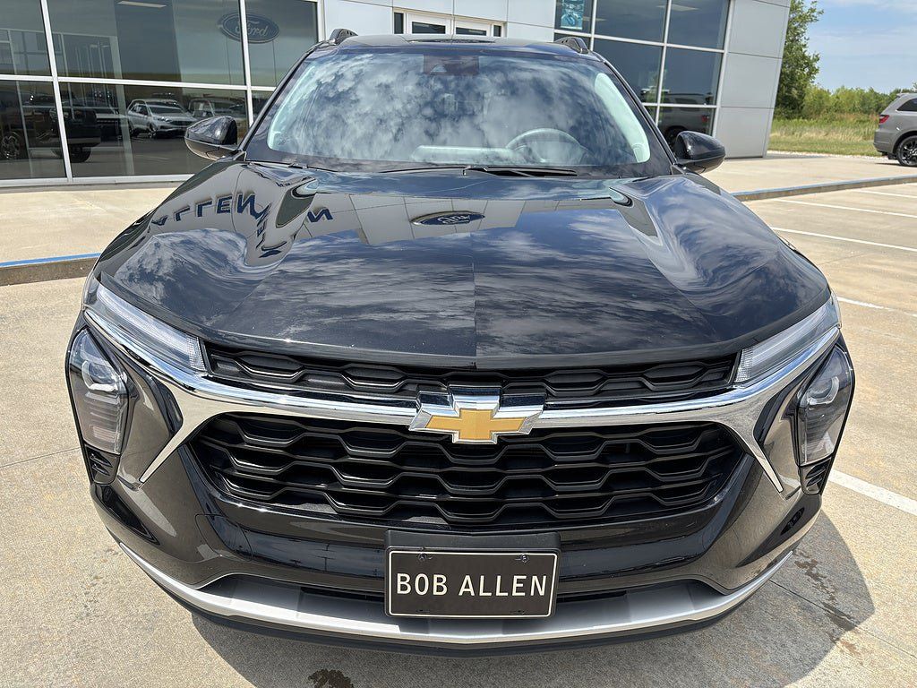 Used 2025 Chevrolet Trax LT FWD image 9