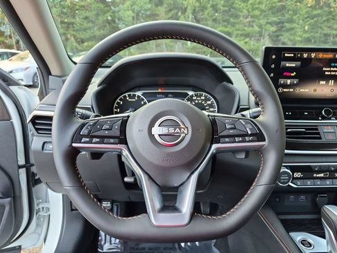 Used 2025 Nissan Altima 2.5 SR w/ SR Premium Package FWD image 16