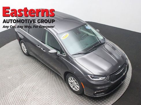 Used 2023 Chrysler Pacifica Touring-L FWD image 3